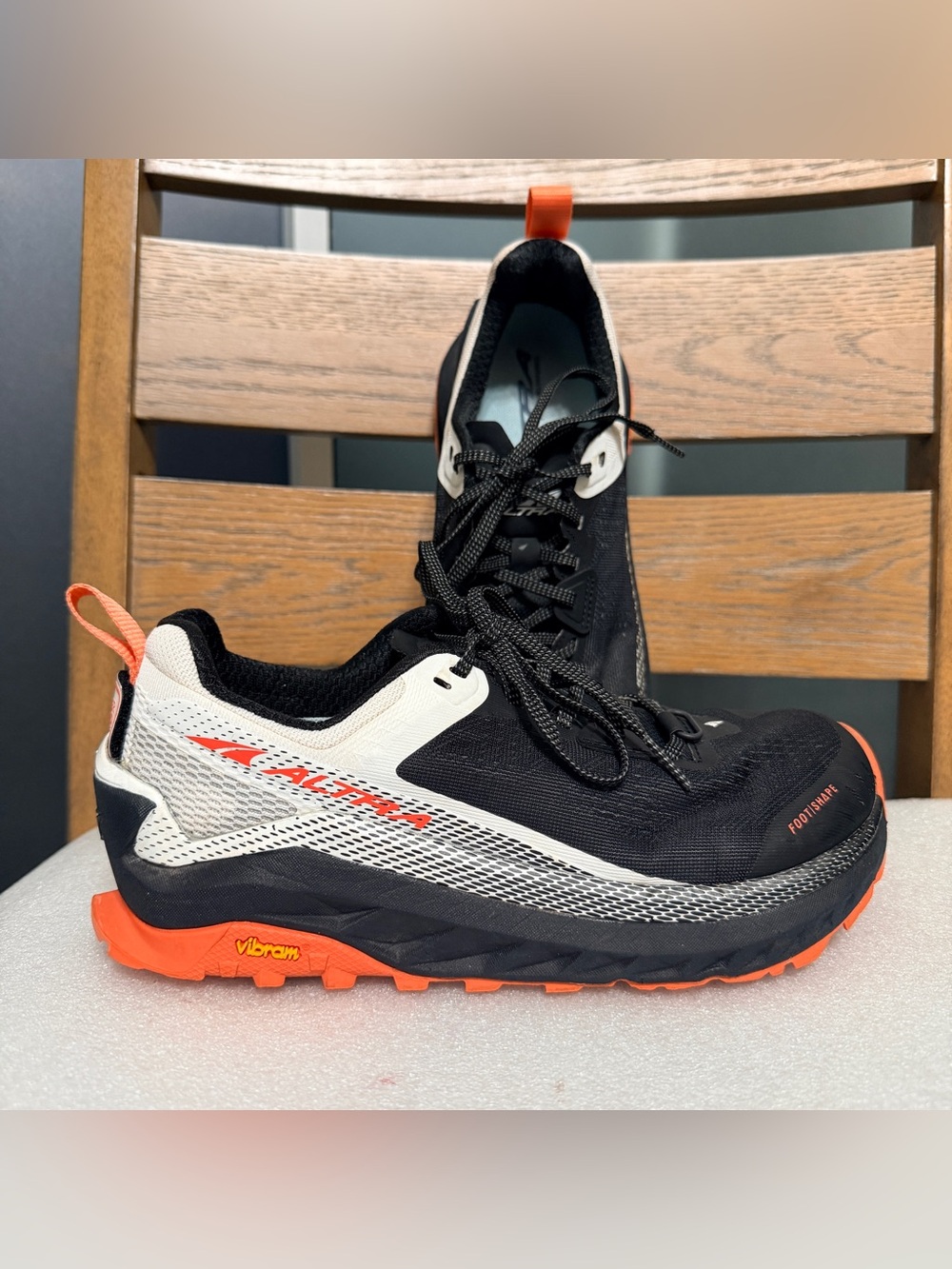 Altra Olympus 4 black and white trail running shoe women sz 7